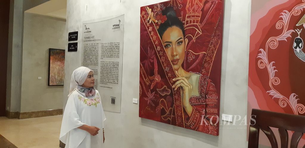 Rosita Rose dan karyanya. Rosita berpameran bersama dua perempuan perupa lainnya, yakni Kana Fuddy Prakoso dan Sari Koeswoyo, dengan tajuk ”Tombo Ati” di Hotel Artotel Suites Mangkuluhur, Jakarta, Selasa (10/10/2023).