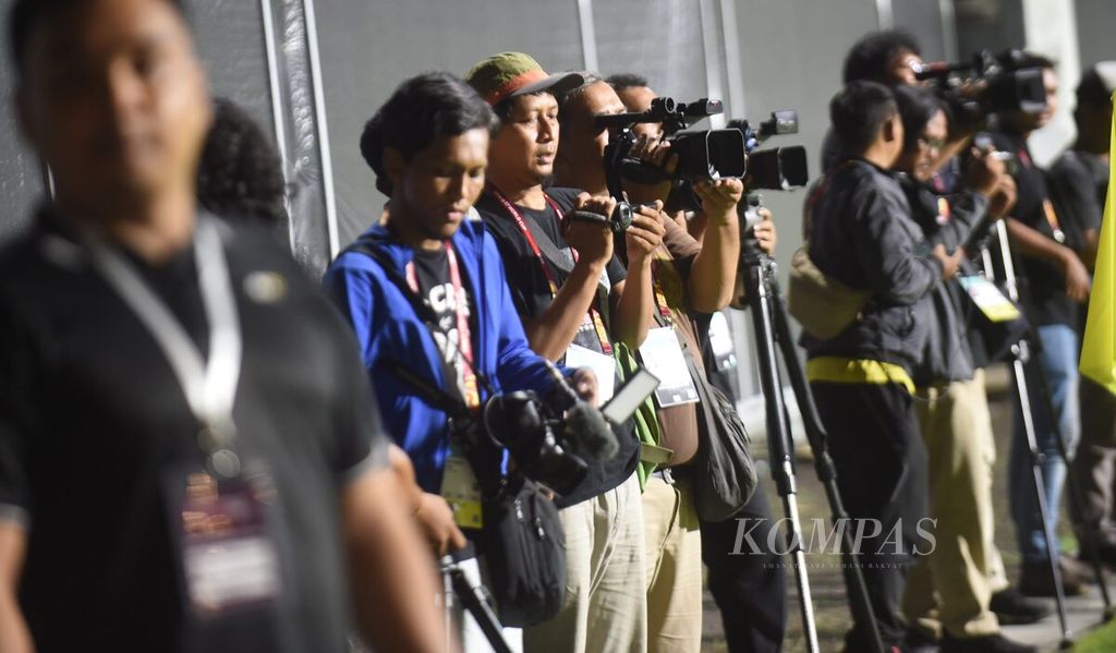 Wartawan meliput tim Indonesia U-17 berlatih sebelum laga Piala Dunia U-17 di kawasan Stadion Gelora Bung Tomo, Surabaya, Jawa Timur, pada 7 November 2023. 
