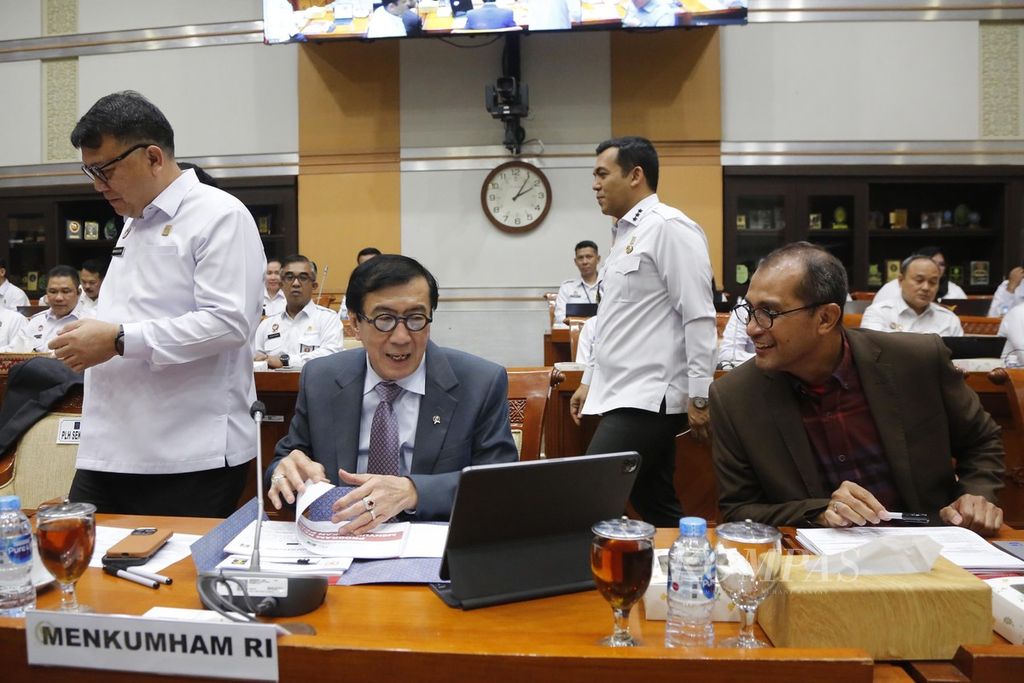 Wakil Menteri Hukum dan HAM Edward OS Hiariej (kanan) mendampingi Menteri Hukum dan HAM Yasonna Laoly dalam rapat kerja dengan Komisi III DPR yang membahas peran dan fungsi Kemenkumhan dalam Pemilu 2024 di Gedung Parlemen, Jakarta, Selasa (21/11/2023). 