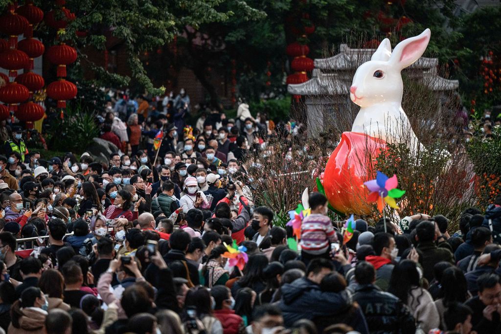 Orang-orang mengunjungi pasar bunga Festival Musim Semi tradisional yang dibuka kembali setelah ditutup karena Covid-19 di Guangzhou, Provinsi Guangdong, China, pada 20 Januari 2023, menjelang perayaan Tahun Baru Imlek Kelinci yang jatuh pada 22 Januari. 