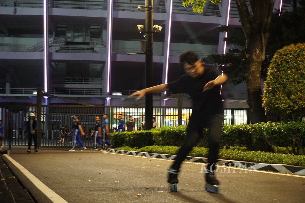Pehobi sepatu roda berlatih trik di area Gelora Bung Karno, Senayan, Jakarta, Rabu (20/3/2024) malam. Para pehobi sepatu roda yang tergabung dalam komunitas Jakarta Inline Skate ini berlatih bersama selepas berbuka puasa.