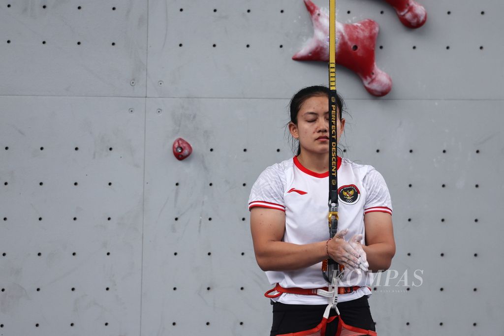 Pemanjat nomor <i>speed</i> putri Indonesia, Desak Made Rita Kusuma Dewi, berkonsentrasi sesaat sebelum bertanding dalam kualifikasi nomor <i>speed</i> putri Asian Games Hangzhou 2022 di Shaoxing Keqiao Yangshan Sport Climbing Centre, Provinsi Zhejiang, China, Selasa (3/10/2023). Desak Made menjadi salah satu dari enam atlet Indonesia yang lolos kualifikasi Olimpiade Paris 2024. 