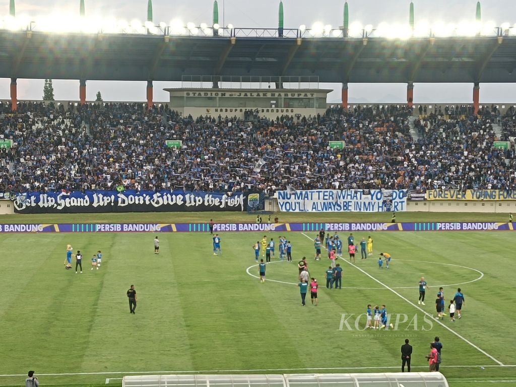 The atmosphere at the Si Jalak Harupat Stadium in Bandung Regency, West Java, after the match between Persib Bandung and Persebaya Surabaya on Saturday (20/4/2024). This match was watched by 11,321 Persib supporters.