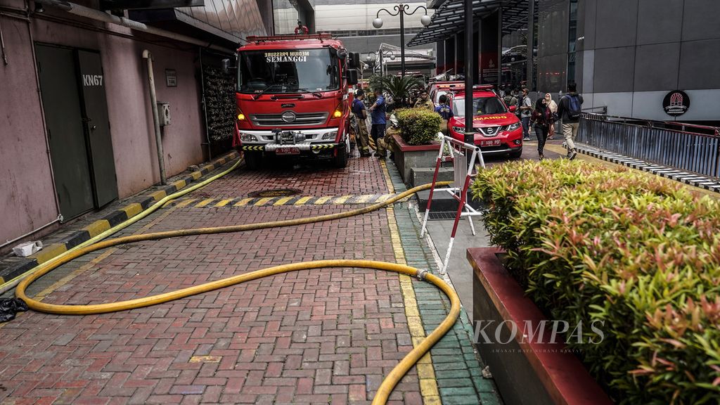 Sejumlah kendaraan dan petugas Dinas Penanggulangan Kebakaran DKI Jakarta dikerahkan untuk memadamkan kebakaran di Kantor Kementerian Hukum dan Hak Asasi Manusia, Kuningan, Jakarta, Kamis (8/12/2022).
