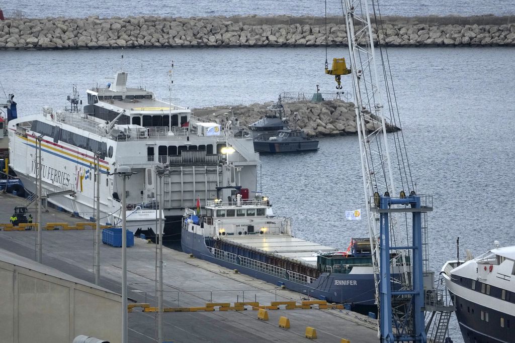 Kapal kedua (kiri) yang mengangkut bantuan pangan dari kelompok World Central Kitchen bersiap di Pelabuhan Larnaca, Siprus, 16 Maret 2024, untuk berlayar menuju Gaza, 