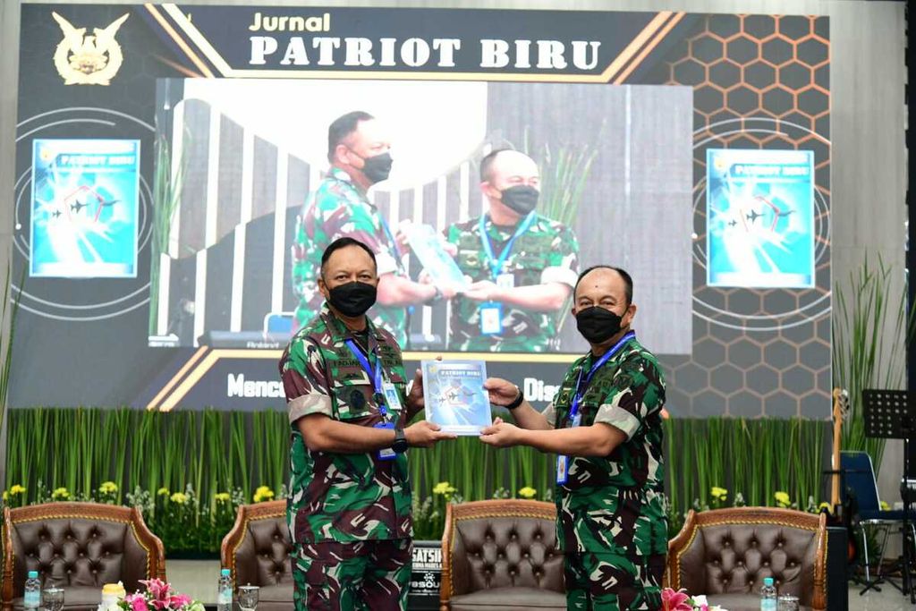KSAU Marsekal Fadjar Prasetyo menerima jurnal Patriot Biru, Senin (7/3/2022).