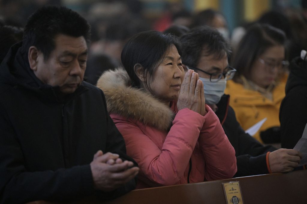 Orang-orang menghadiri misa Natal di Gereja Katolik Xishiku di Beijing, China, pada 24 Desember 2023. 