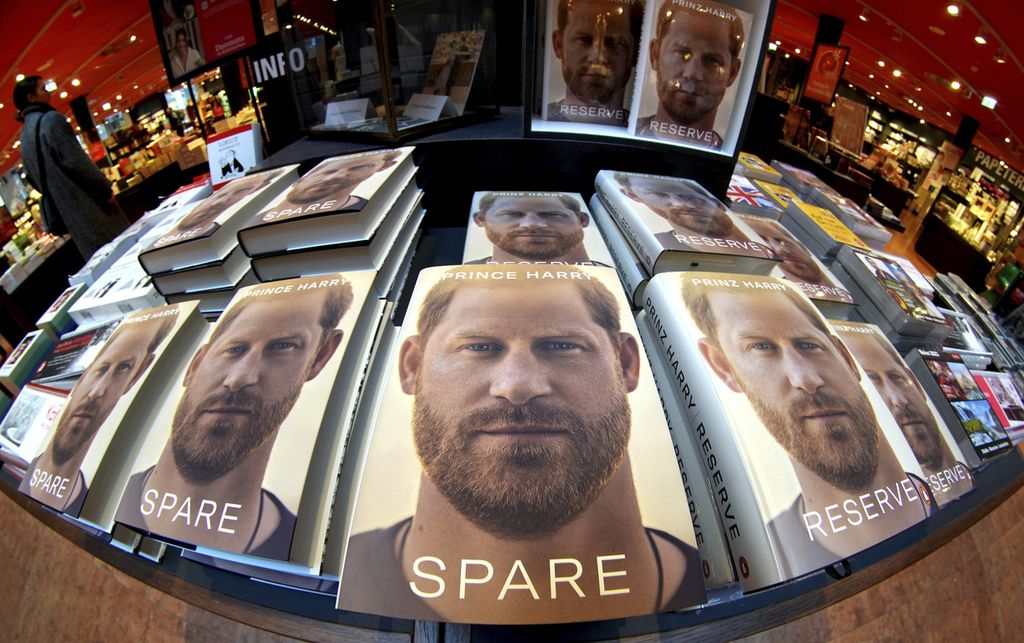 Tumpukan buku terbaru Pangeran Harry berjudul <i>Spare </i>dipajang di sebuah toko buku di Berlin, Jerman, 10 Januari 2023. 