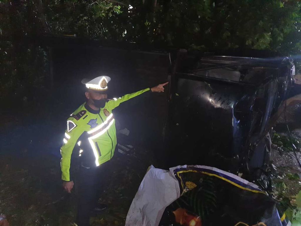 Jajaran Kepolisian Resor Kebumen mengecek lokasi kecelakaan sebuah mobil bak terbuka yang masuk ke jurang di Kecamatan Ayah, Kebumen, Jawa Tengah, 
