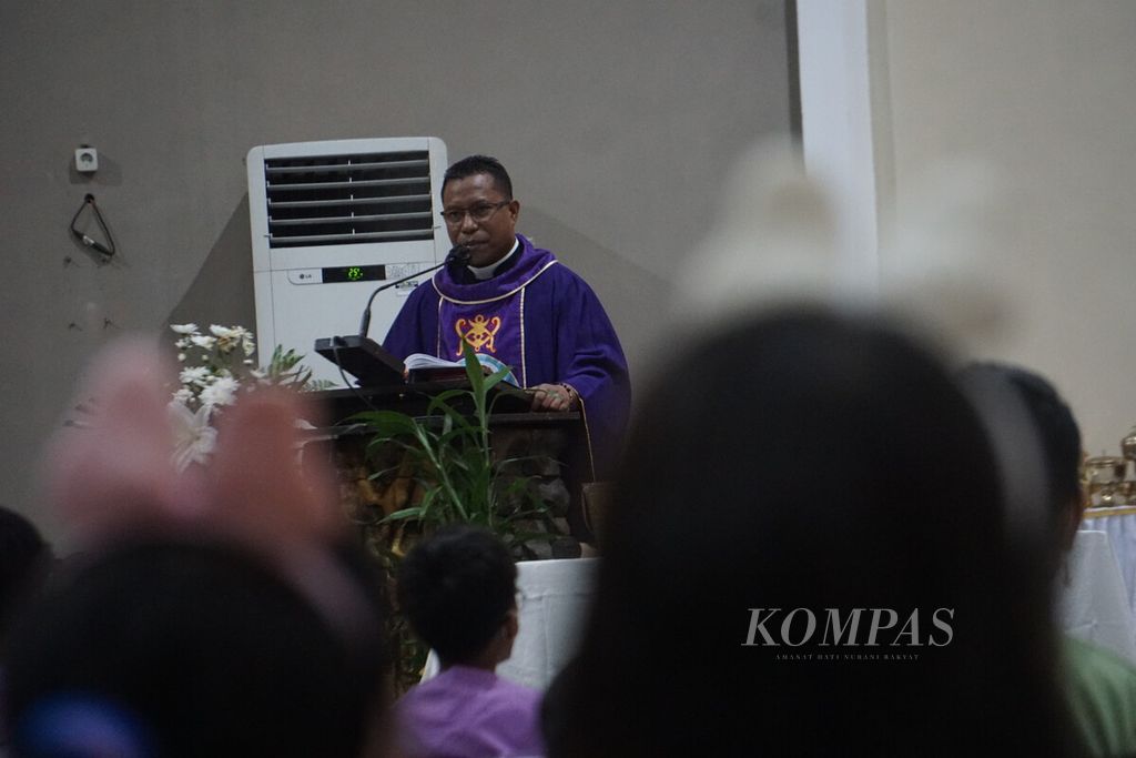 Pastor Yohanes Emanuel Krobi Toby, MSC memimpin perayaan Ekaristi Rabu Abu di Gereja Santo Yosep Purwokerto, Kabupaten Banyumas, Jawa Tengah, Selasa (21/2/2023) malam.