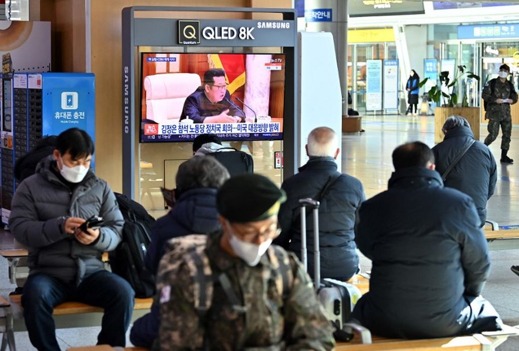Beberapa orang menonton televisi yang menyangkan siaran berita ulang tentang Pemimpin Korea Utara Kim Jong Un, di sebuah stasiun kereta api di Seoul, Korea Selatan, Kamis, (20/1/2022).