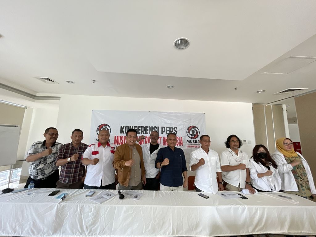 Kelompok sukarelawan pendukung Presiden Joko Widodo pada pemilihan presiden tahun 2014 dan 2019 menyampaikan hasil Musyawarah Rakyat, Rabu (9/11/2022), di FX Sudirman, Jakarta Selatan. 