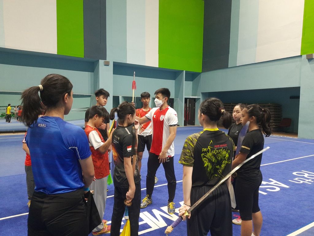 Pelatih wushu cabang taulo, David Hendrawan memberi arahan pada para atlet wushu yunior di GBK Arena, Jakarta, Rabu (9/11/2022). Kategori taulo ditargetkan meraih tiga medali emas dalam ajang Kejuaraan Dunia Yunior Wushu 2022.