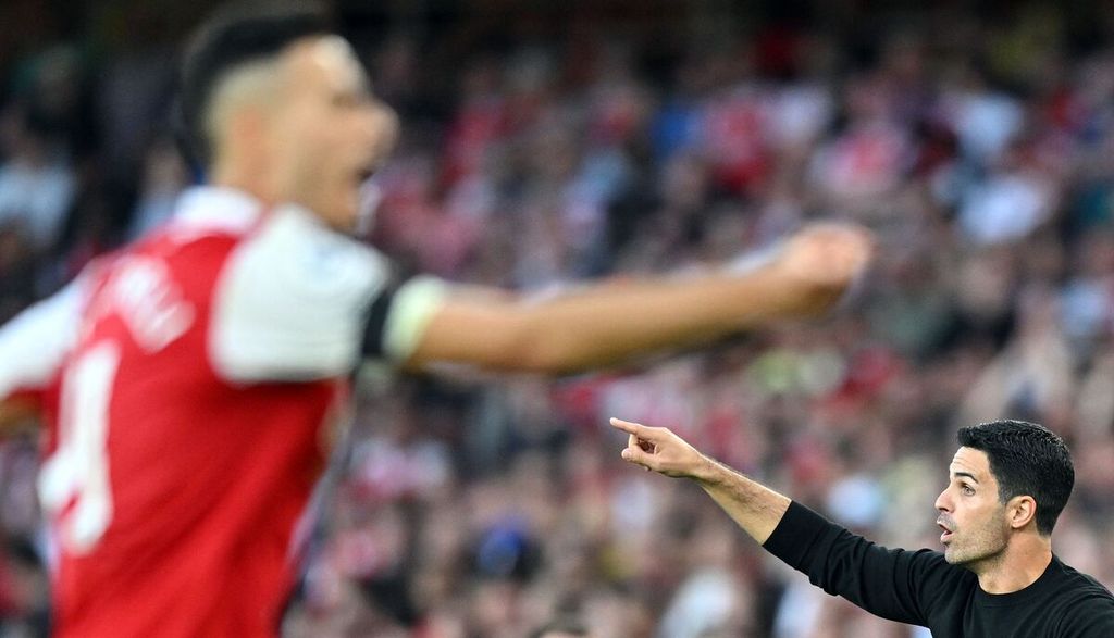 Manajer Arsenal Mikel Arteta (kanan) memberikan instruksi kepada para pemainnya dalam laga melawan Fulham pada laga Liga Inggris di Stadion Emirates, London, Minggu (27/8/2022) dini hari WIB. Arsenal menang dengan skor 2-1. 