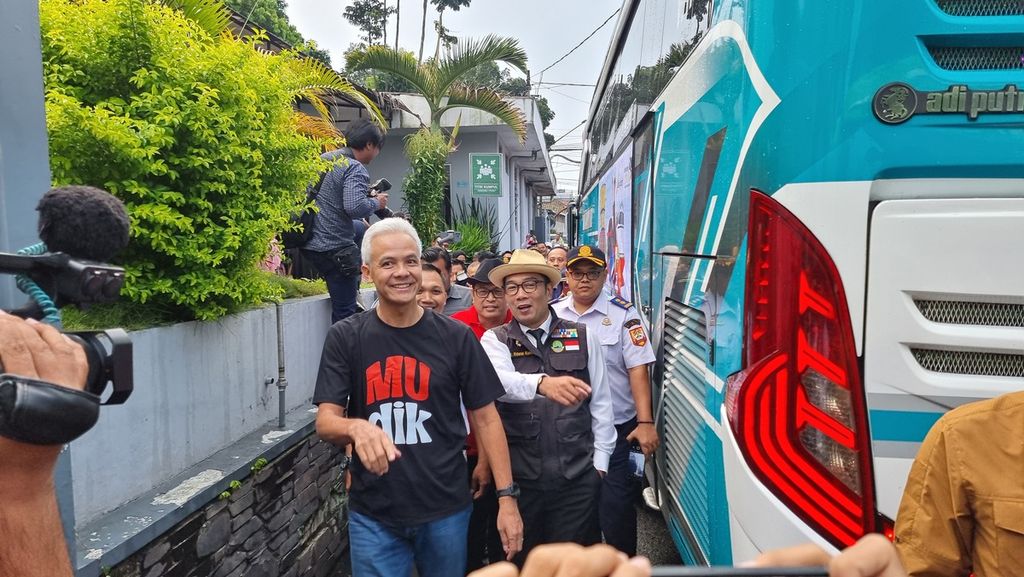 Gubernur Jawa Tengah Ganjar Pranowo (baju hitam) dan Gubernur Jawa Barat Ridwan Kamil memantau kesiapan bus untuk mudik ke Jateng di area Eks Pabrik Kina milik PT Kimia Farma, Kota Bandung, Jabar (17/4/2023).