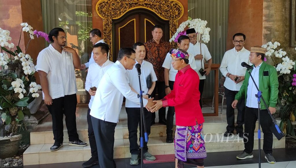 Pelaksana Tugas (Plt) Ketua Umum Partai Persatuan Pembangunan, yang juga menjabat Utusan Khusus Presiden Jokowi, Muhamad Mardiono (kiri) bersalaman dengan Gubernur Bali Wayan Koster (kanan)  di kediaman Gubernur Bali di Kota Denpasar, Bali, Senin (14/8/2023).