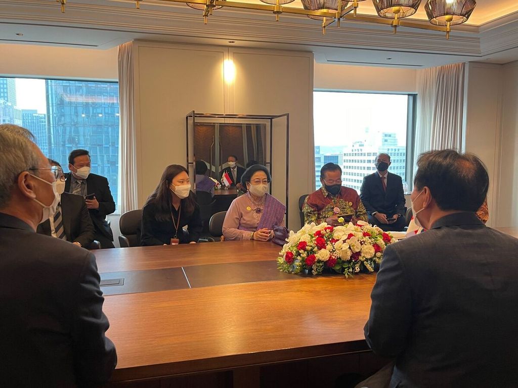Presiden kelima RI yang juga Ketua Umum DPP PDI-P Megawati Soekarnoputri (tengah) beraudiensi dengan perwakilan Pemerintah Korea Selatan dan Partai Kekuatan Rakyat. 