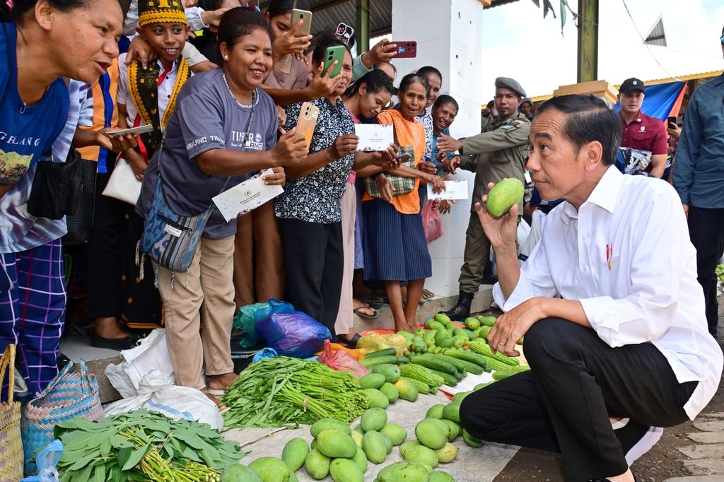 Presiden Joko Widodo saat mengunjungi Pasar Danga, Kabupaten Nagekeo, Provinsi Nusa Tenggara Timur, Selasa (5/12/2023). 