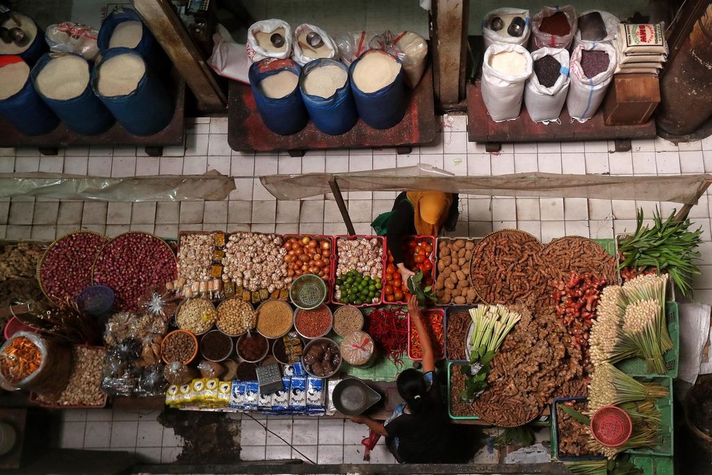 Pedagang bahan pangan melayani pembeli di Pasar PSPT, Tebet, Jakarta Selatan, Jumat (2/4/2021). Angka inflasi terus naik hingga mencapai 4,35 persen secara tahunan pada Juni 2022.