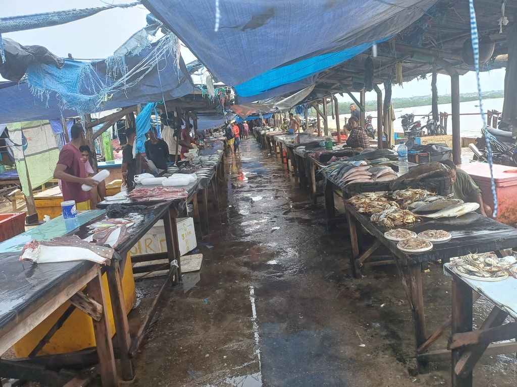 Suasana sepi di bagian lapak  ikan  Pasar Oesapa, Kota Kupang, Sabtu (10/2/2024). Daya beli masyarakat yang menurun berdampak pula terhadap pedagang ikan segar.