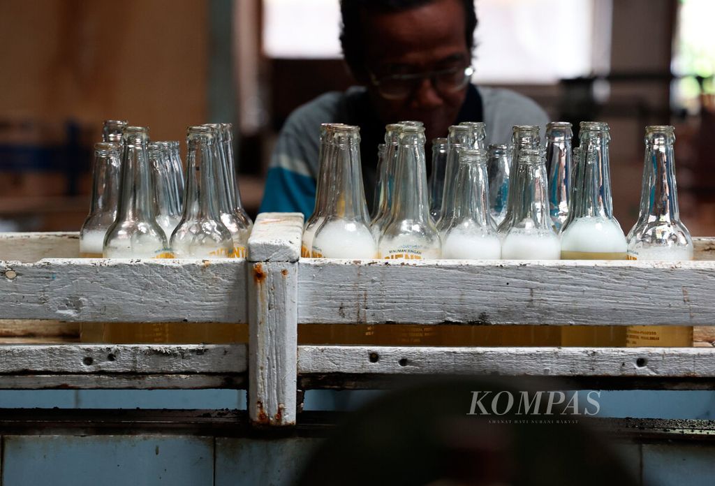 Botol-botol kaca yang disiapkan sebelum diisi minuman limun pada sebuah pabrik di Kota Pekalongan, Jawa Tengah, Rabu (1/2/2023). Pabrik Limun Oriental Cap Nyonya Silhuet yang berdiri sejak tahun 1920 ini dipertahankan oleh pewarisnya hingga saat ini.  