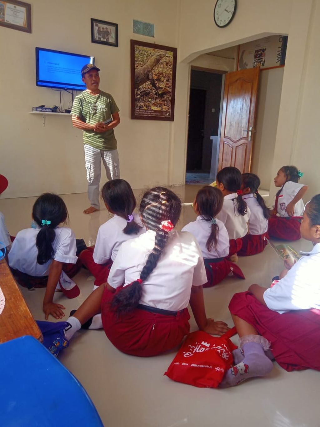 Arsyad socialized environmental preservation to elementary school students in Pota, East Manggarai, NTT in the Environmental Information Post that Arsyad built himself with his own money.