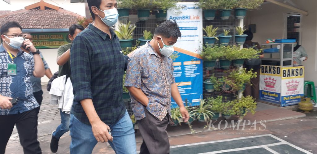 Terdakwa kasus dugaan pelecehan seksual di Sekolah Selamat Pagi Indonesia Kota Batu, JE, berjalan keluar dari ruang sidang di Pengadilan Negeri Malang, Rabu (09/03/2022).