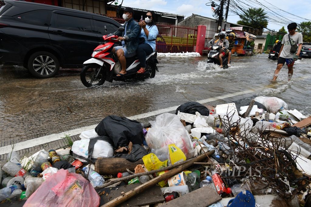 Sampah menyumbat saluran air di Jalan Raden Saleh, Karang Tengah, Kota Tangerang, Banten, Rabu (14/2/2024). 