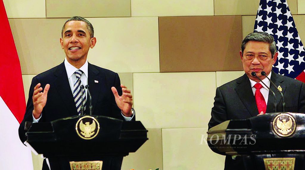Presiden Susilo Bambang Yudhoyono (kanan) dan Presiden Amerika Serikat Barack Obama memberikan keterangan pers setelah pertemuan bilateral kedua negara di Bali Nusa Dua Convention Centre, Nusa Dua, Bali, Jumat (18/11/2011).