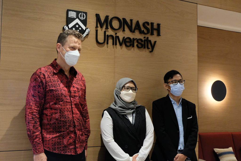 Rektor Monash University Indonesia Andrew MacIntyre (kiri) bersama para dosen Ika Idris (tengah) dan M Risqi Utama Saputra (kanan) di Monash University Indonesia, Tangerang Selatan, Senin (20/1/2022).