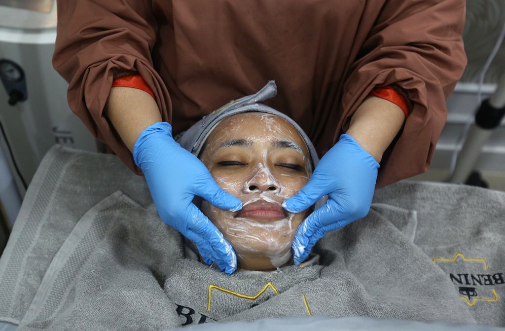 Perawatan wajah klien di klinik kecantikan kulit Bening’s Clinic di Kelapa Gading, Jakarta Utara, Kamis (20/1/2022). 