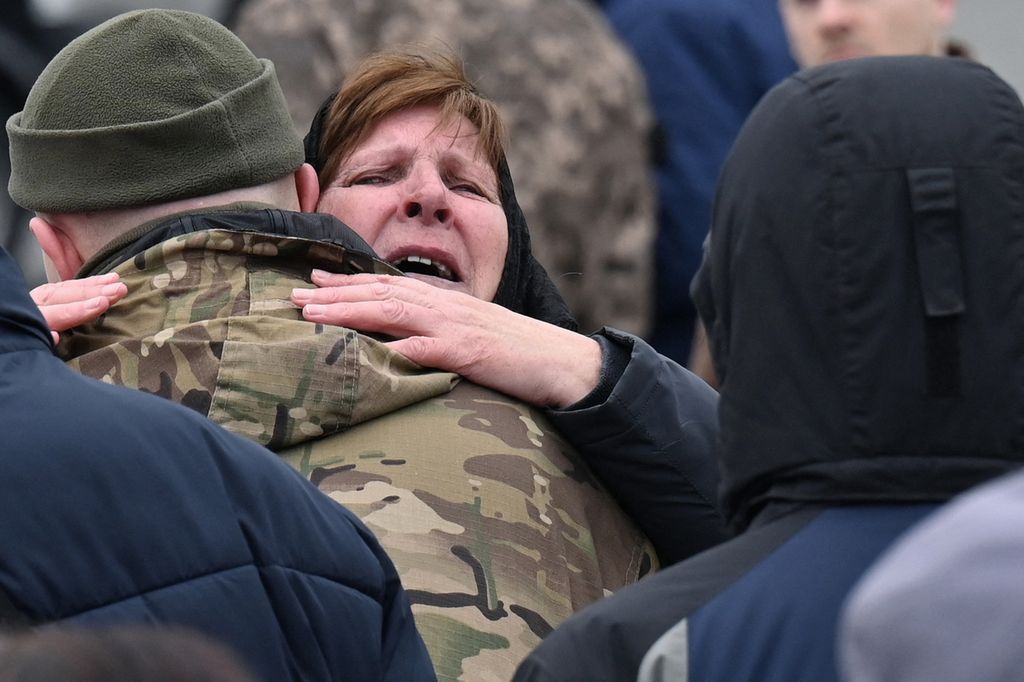 Kesedihan ibunda Volodymyr Karas, seorang prajurit Ukraina yang tewas dalam pertempuran dengan pasukan Rusia, saat upacara pemakaman di Lapangan Kemerdekaan di Kiev, Ukraina, Rabu (20/4/2022).