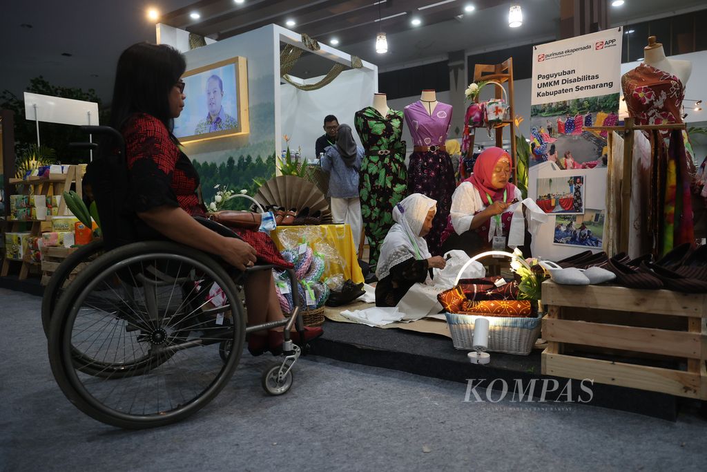 Anggota Paguyuban UMKM Disabilitas Kabupaten Semarang menyelesaikan karya batik saat berpartisipasi dalam pameran 13rd Indonesia Green Forestry & Environment Expo di Jogja Expo Center, Yogyakarta, Kamis (2/3/2023). 