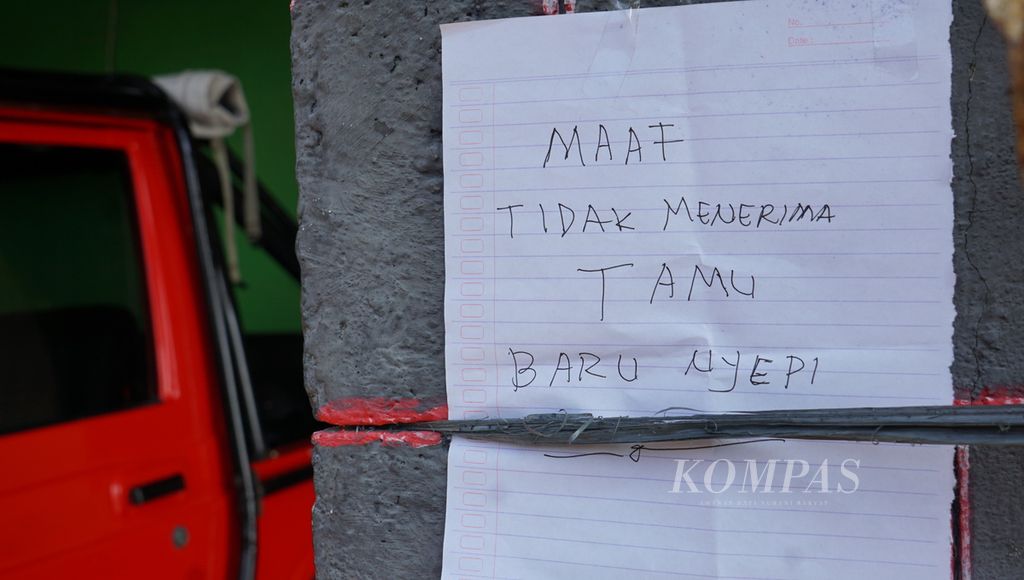 Pesan tertulis yang ditempel di rumah seorang warga penganut Hindu, di Pedukuhan Jlono, Desa Kemuning, Kecamatan Ngargoyoso, Kabupaten Karanganyar, Jawa Tengah, Rabu (22/3/2023). 