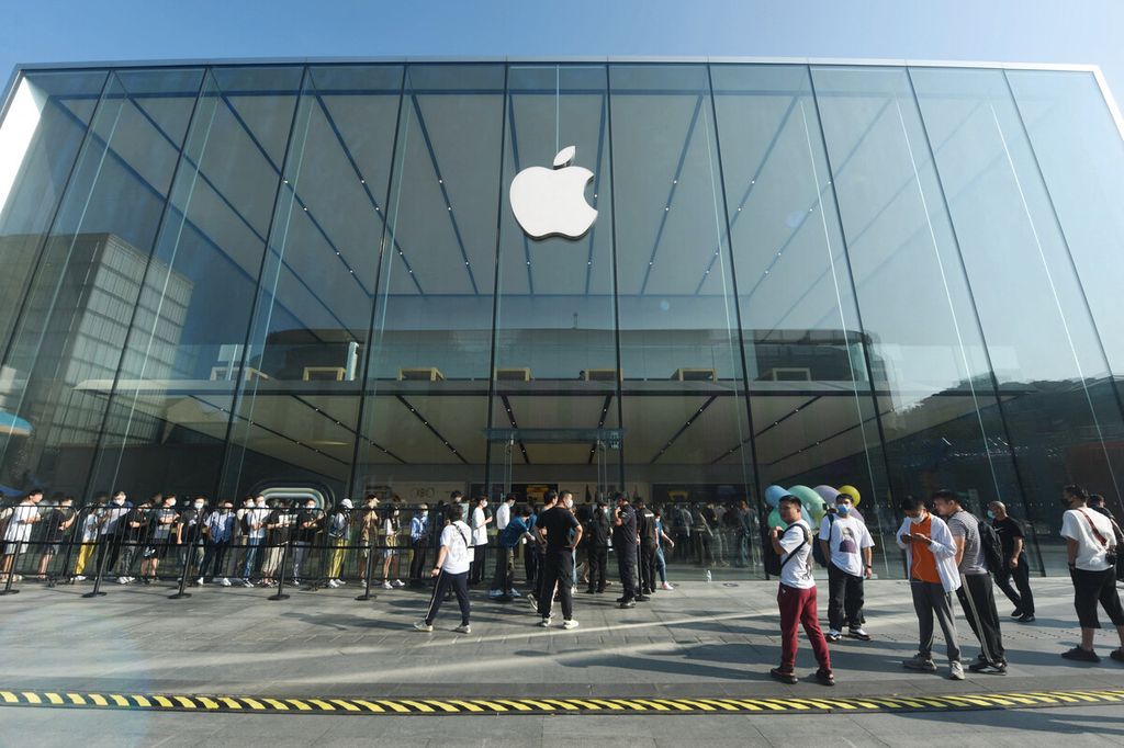 Calon pembeli rela mengantre untuk membeli ponsel iPhone 14 yang baru diluncurkan di luar toko Apple di Hangzhou, provinsi Zhejiang, China, Jumat (16/9/2022). 