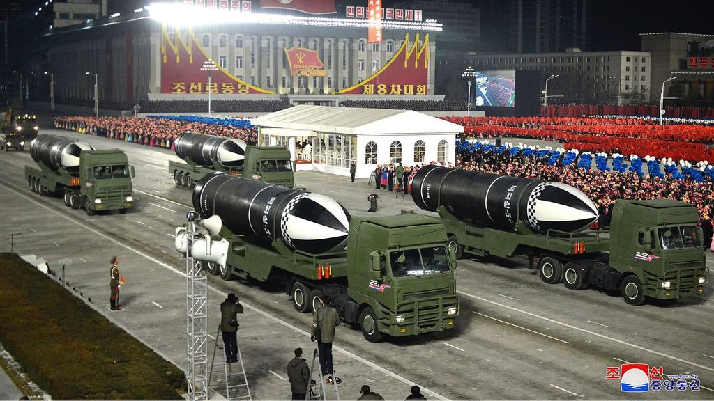 <i> File </i>foto yang dirilis pada 14 Januari 2021 menunjukkan parade militer membawa rudal saat menandai kongres partai berkuasa Korea Utara di Pyongyang, Korea Utara. 