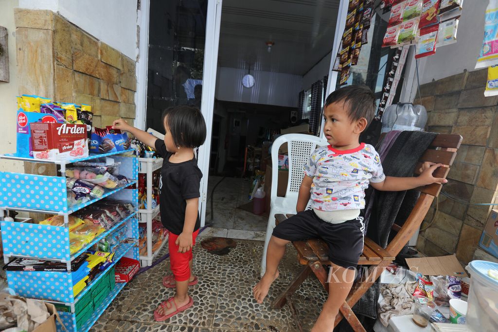 Sejumlah anak mengambil makanan ringan di warung yang dibuat warga di Kampung Kutawetan, Desa Mangunkerta, Kecamatan Cugenang, Kabupaten Cianjur, Jawa Barat, Minggu (4/12/2022). Warga membuat warung itu agar anak-anak bisa jajan secara gratis. 