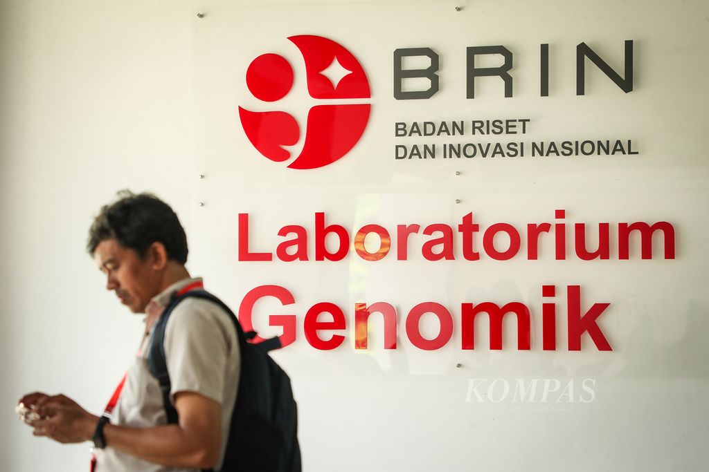 Wartawan menunggu di depan Laboratorium Genomik Badan Riset dan Inovasi Nasional (BRIN) di Kawasan Sains dan Teknologi (KST) Soekarno, Cibinong, Bogor, Jawa Barat, Rabu (5/7/2023). 