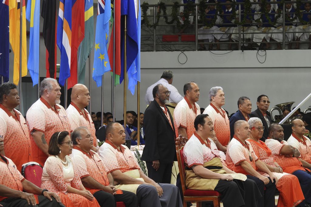 Para pemimpin negara berkumpul untuk sesi foto saat pembukaan pertemuan tahunan Forum Kepulauan Pasifik di Nuku'alofa, Tonga, 26 Agustus 2024. 