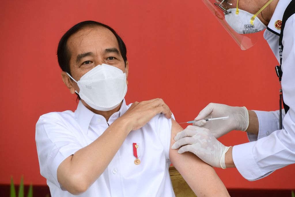Presiden menerima vaksin Covid-19 perdana di Istana Merdeka, Jakarta, 13 Januari 2021.