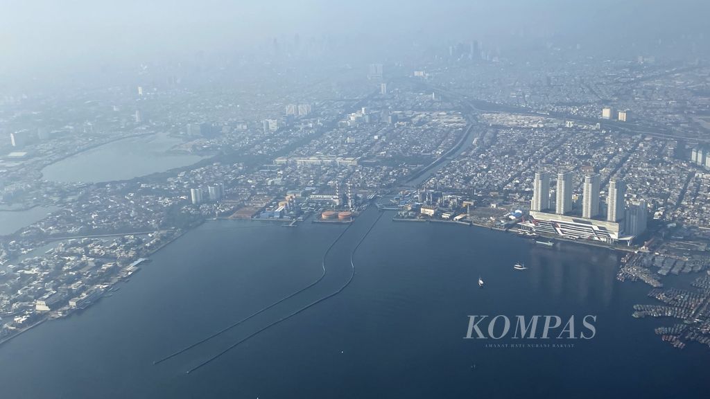 Polusi udara menyelimuti langit Jakarta, Jumat (18/8/2023). 