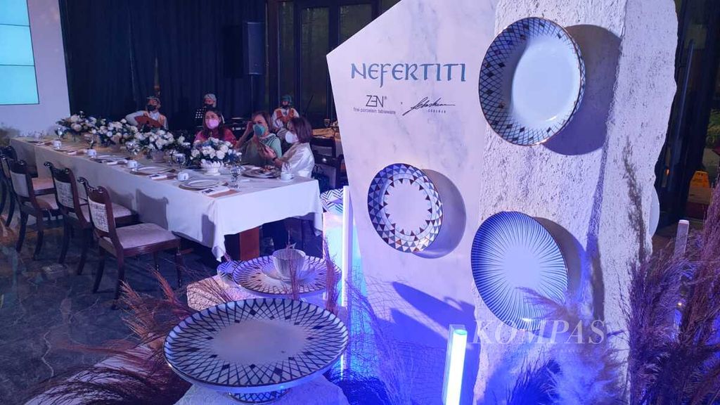 Undangan bersantap di sela peluncuran Nefertiti, peranti makan yang didesain Sebastian Gunawan, di Jakarta, Selasa (19/4/2022).