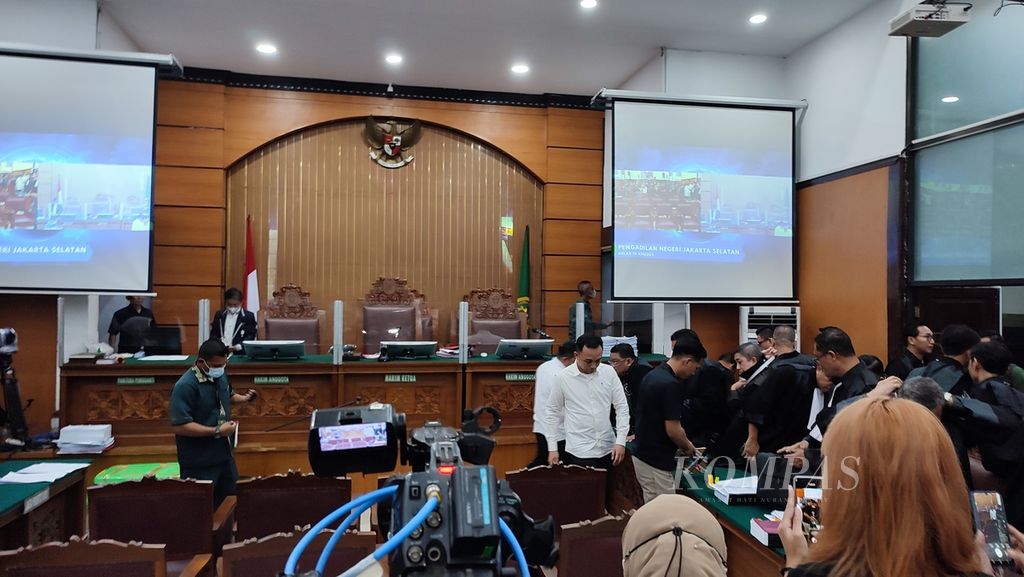 Suasana sidang kasus pembunuhan berencana terhadap Nofriansyah Yosua Hutabarat dengan agenda pemeriksaan saksi terhadap terdakwa Richard Eliezer Pudihang Lumiu, Ricky Rizal, dan Kuat Ma'ruf di Pengadilan Negeri Jakarta Selatan, Rabu (7/12/2022). 