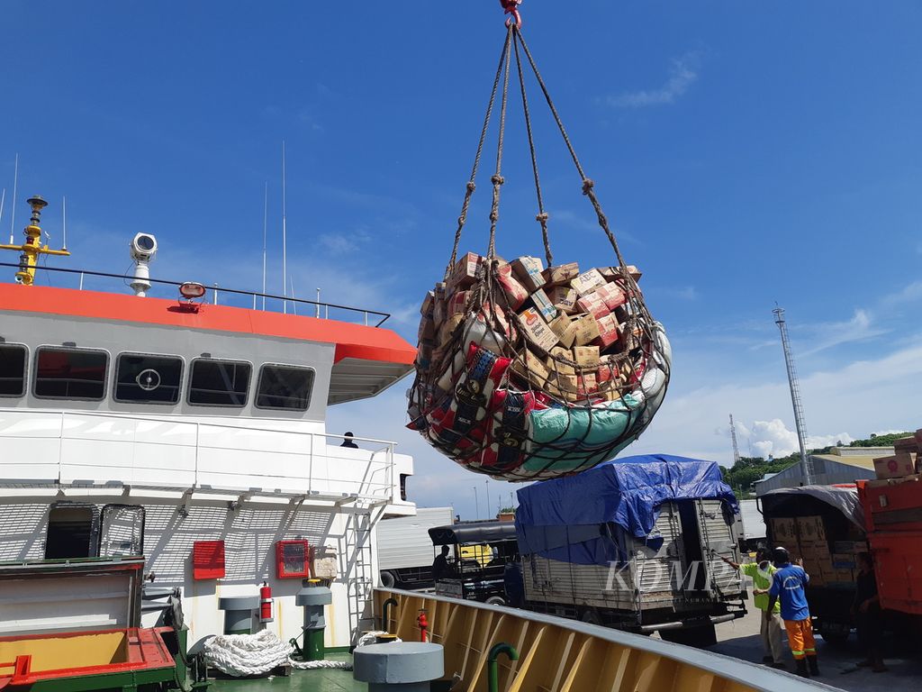 Pengangkutan bahan pokok ke dalam kapal perintis KM Sabuk Nusantara 67 di Pelabuhan Tanau, Kota Kupang, Nusa Tenggara Timur, Jumat (16/12/2022). Kapal yang dioperasikan PT Pelni itu akan menyinggahi 26 pelabuhan terpencil di selatan Provinsi Maluku.