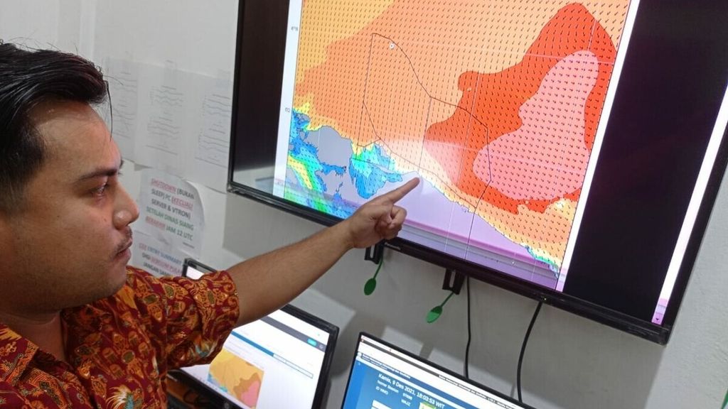 Prakirawan Stasiun Meteorologi Maritim Dok II Jayapura, Ardy Sipatu, menunjukkan kondisi tinggi gelombang laut di wilayah pesisir utara Papua, Kamis (9/12/2021).