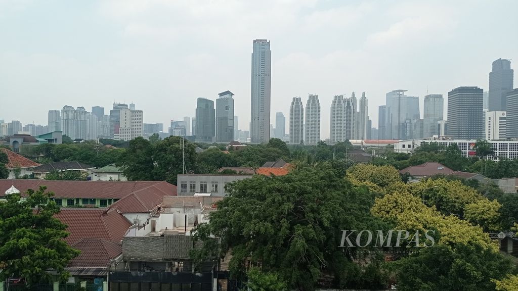 Kondisi langit Jakarta di kawasan Menteng, Jakarta Pusat, Kamis (15/9/2022). Data dari Nafas Indonesia menunjukkan, kualitas udara di Jakarta mengalami perbaikan hanya di Desember 2021 dalam kurun waktu setahun terakhir (14 September 2021-14 September 2022). Pada Desember, nilai PM 2,5 menurun karena musim hujan. Ketika memasuki musim kemarau (Juni-Juli 2022), nilai PM 2,5 kembali naik.