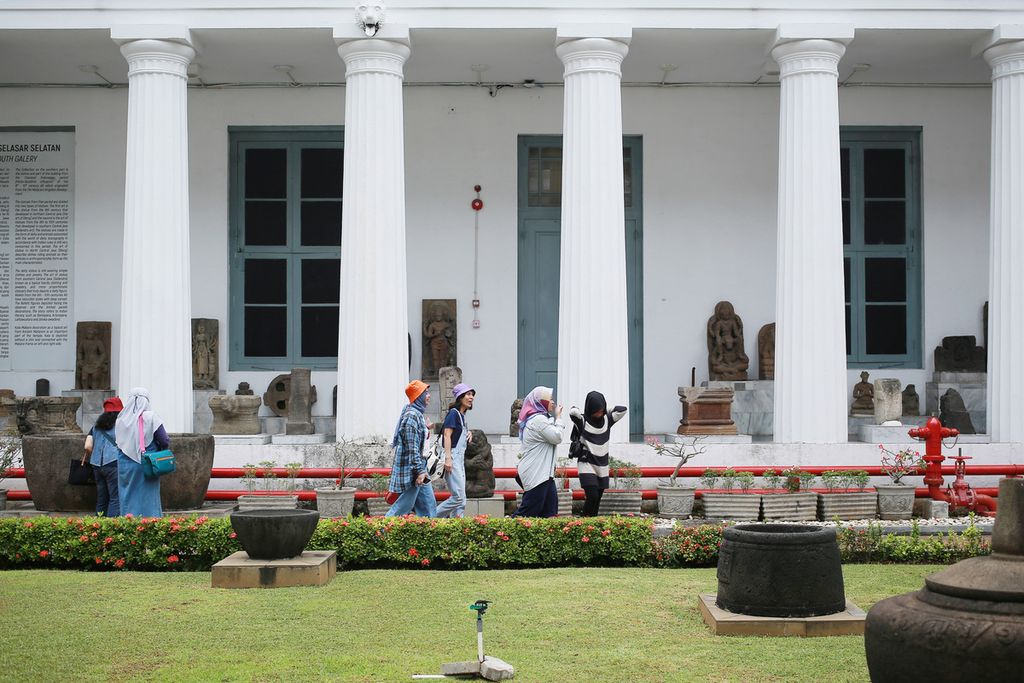 Pengunjung berjalan di depan koleksi arca yang ada di Museum Nasional, Jakarta Pusat, Minggu (13/11/2022). Sebagai museum terbesar di Indonesia, Museum Nasional menyimpan koleksi bersejarah sebanyak 190.000 yang terdiri atas tujuh jenis koleksi prasejarah.