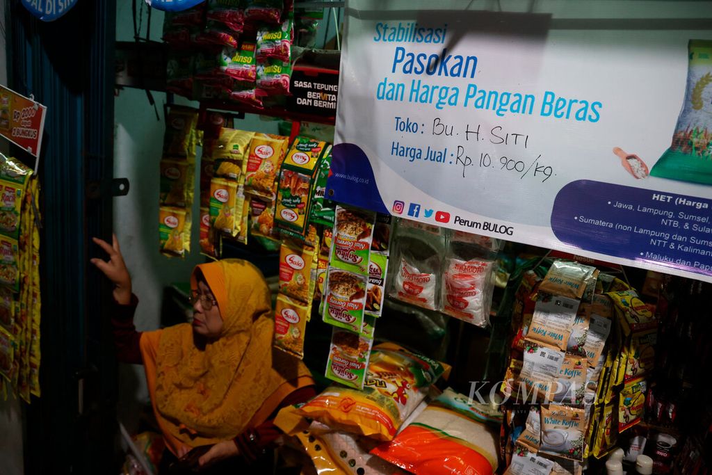 Siti di antara barang dagangannya saat menunggu kedatangan Menteri Perdagangan Zulkifli Hasan berkunjung di Pasar Bulu, Kota Semarang, Jawa Tengah, Selasa (20/2/2024). 