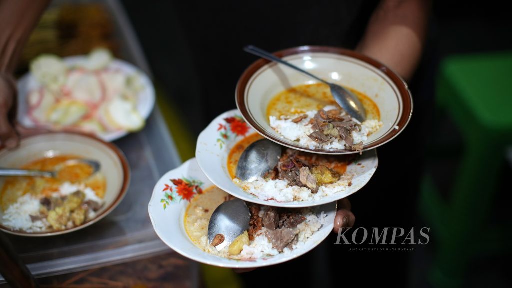 Penyajian gulai tikungan alias gultik yang cepat membuat kuliner ini menjadi incaran kaum urban di kawasan Blok M, Jakarta Selatan, Rabu (1/11/2023). 