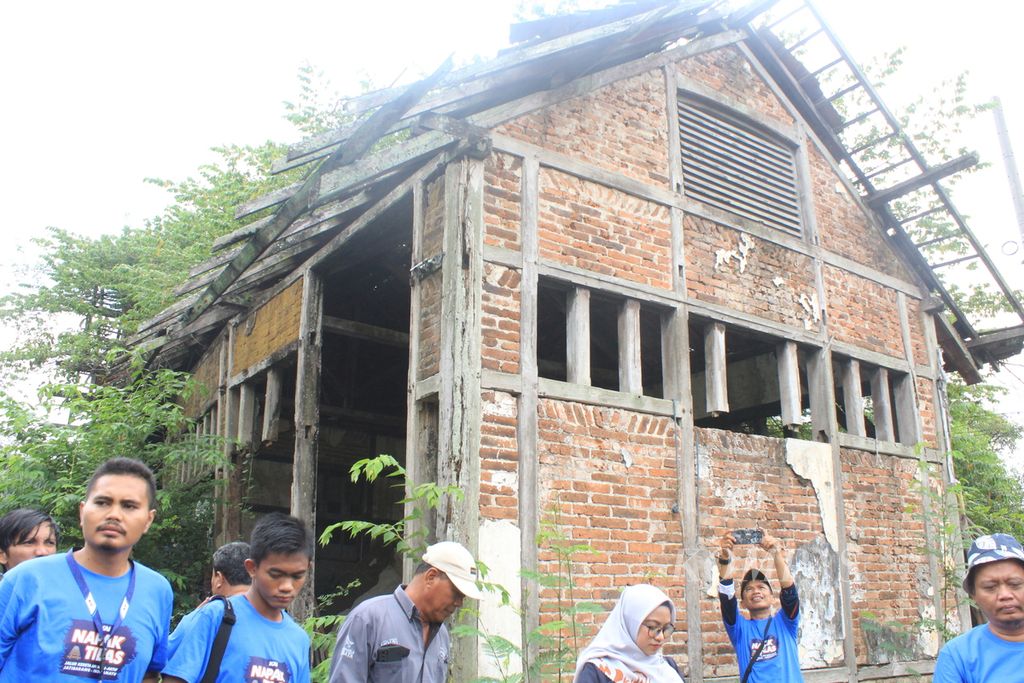 Rombongan Napak Tilas Jalur Kereta Api Nonaktif Indramayu mengunjungi bangunan bekas Stasiun Lohbener di Desa Telukagung, Kecamatan Indramayu, Kabupaten Indramayu, Jawa Barat, Rabu (15/11/2023). 